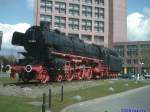 01 1063 auf dem Denkmalsockel vor dem Hbf Braunschweig am  16.04.2008.