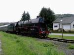 Die lgefeuerte BR 01 1066 bei der Einfahrt in den Dahner Bahnhof