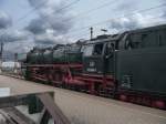 01 1066 der Ulmer Eisenbahnfreunde (mit  falscher  Computernummer) vor imposanter Wolkenkulisse, wartet auf Ausfahrt aus Trier HBf