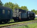 BR 01 1066 der UlmerEisenbahnFreunde kuppelt in Breisach/Rhein nach Umsetzen an den historischen Dampfschnellzug an, Sonderfahrt am 03.10.2010 Landau-Breisach und zurck,  