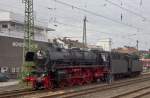 Schon gewaltig: Das Personal der Dreizylinderschnellzuglok 01 1066 mit Doppeltender (mehr als 30 m Lnge, 2470 PS, 111,6 t ohne Tender) in Erwartung des Sonderzug nach Hamburg in Mnster Hbf. Die Lok wird an diesem Tag noch den aus 12 Wagen bestehenden 350 m langen Zug mit 80 km/h den Berg hinter Osnabrck hinaufziehen. (15.07.2012) 