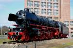 01 1063 frisch restaurierte Denkmallok vor dem Braunschweiger Hauptbahnhof am Sonntag den 03.03.2013