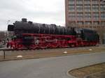 Die aufgefrischte Denkmallokomotive 01 1063 vor dem Hauptbahnhof Braunschweig am 04.04.2013.