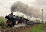 01 1066 / 012 066-7 mit ihrem 12 Wagen Sonderzug auf dem Weg rtg Darmstadt via Koblenz / Lahntal bei Bonn Beuel am 28.04.2013