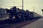 Bei (für die damaligen analogen Kameras) schon schwierigen Lichtverhältnissen steht die 012 066-7 mit dem abendlichen Schnellzug nach Emden im Frühjahr 1975 abfahrbereit im Bahnhof