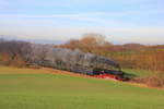 Am 19.12.2015 dampft 01 1066 zwischen Neuenstein und Waldenburg mit dem Ziel Rothenburg ob der Tauber die Steigung hinauf.