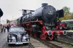 Black in Black: Ein BMW V 8 und 01 1081 als Relikte der Wirtschaftswunderzeit im Bahnpark zu Augsburg. (25.10.2009)