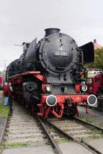 Fachgesprche unter ehemaligen Kollegen... Jeder hatte eine Anekdote aus seiner aktiven Tf-Zeit beizusteuern. Beobachtet und belauscht im Bahnpark zu Augsburg. (25.10.2009).