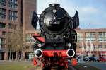 01 1063 Frontansicht mit neuen Lampen im frisch restaurierten Zustand vor dem Braunschweiger Hauptbahnhof am Sonntag den 03.03.2013 