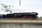 Die Dampflokomotive 01 1533-7 während einer abendlichen Sonderfahrt im April 2014 auf der Marienbrücke in Dresden.