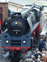 01 0509-8 beim Wasser fassen im Eisenbahnmuseum Dresden.