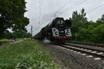 Am wolkenverhangenen Morgen kommt 01 519 der Eisenbahnfreunde Zollernbahn in Lintorf gen Köln Hbf  gefahren.