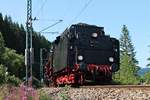 In Kürze erreicht EFZ 01 519 am Morgen des 30.07.2017 mit ihrem ersten Dampfzug (Seebrugg - Titisee) den Endbahnhof, als sie am unteren Ende der Seesteige in die große 180 Grad Fotokurve vor Titisee fuhr.