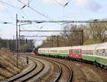 Eine Lok der Baureihe 01 zieht hier den langen Sonderzug der Press.
Ein Kurzel Kesslewagen Zug gezogen von einer   Lok  der ČSD-Baureihe T 478.3 (ab 1988 Baureihe 753)kommt entgegen. Zwischen Ústí nad Labem  und Most. Teleblick. 09.04.2022  10:16 Uhr.