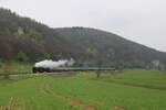 01 519 und 01 180 fahren am 30.04.2022 über die Donautalbahn bei Arnegg und sind mit ihrem Sonderzug auf dem Weg nach Friedrichhafen.