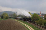 01 519 und 01 180 dampfen am 30.04.2022 aus Allmendingen in Richtung Süden nach Friedrichshafen.