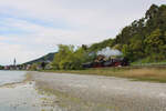 01 519 und 01 180 fahren mit ihrem Dampfsonderzug am 30.04.2022 über die Bodenseegürtelbahn bei Sipplingen in Richtung Friedrichshafen.