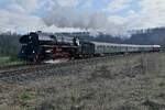 50 Jahre EFZ (|) - 01 519 auf der Fahrt von Tuttlingen nach Ulm am 09.04.2023 kurz vor dem Passieren des Gebudes des ehemaligen Bahnhofs von Inzigkofen.