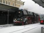 01 1533 trifft am 17.02.2009 bei der Einfahrt in den Bahnhof Bautzen die RE in Richtung Grlitz.