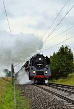 die beiden Reko 01er 509+1533 mit ihrem Sonderzug haben den Bf Stralsund wieder verlassen und stampfen gut unter Dampf den Langendorfer Berg hinauf nach Rostock am Abend des 20.09.2010