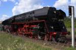 01 0509 der PRESS mit einem Sonderzug aus Zwickau und Fahrziel Wernigerode/Bad Harzburg am 09.06.2012 bei einem durch eine Zugberholung bedingten Zwischenstopp im Bf. Sandersleben.