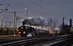 Bei fortgeschrittener Dämmerung,inklusive Verspätung,verlässt die Dampflokomotive 01 519 mit dem Sonderzug nach Tübingen nach dem Besuch des Weihnachtsmarktes die Stadt Regensburg.
Bild 2.12.2017