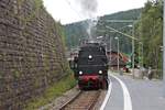 Ausfahrt von 01 519 am Mittag des 30.07.2017 mit dem zweiten Dampfzug (Seebrugg - Titisee)des Tages aus dem Bahnhof von Seebrugg.