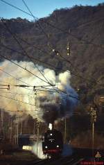 Im Rahmen der Feiern zum 175-jhrigen Jubilum der deutschen Eisenbahnen verkehrten zwischen dem 02. und 06.04.2010 Dampfzge an der Mosel und Saar sowie in der Eifel, hier 01 0509-8 bei der Ausfahrt aus Cochem Richtung Koblenz