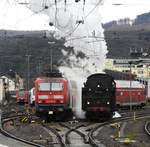 SCHNELLZUG-DAMPFLOK 001 150-2 BEIM UMSETZEN/RANGIEREN IM BAHNHOF KOBLENZ  Beim Zwischenhalt im Bahnhof KOBLENZ/RHEIN am 30.12.2017 ist die Lok hier gerade beim  Umsetzen/Rangieren in Gesellschaft von