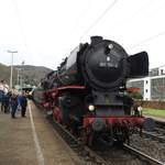 SCHNELLZUG-DAMPFLOK 001 150-2 AM 30.12.17 IM BAHNHOF BOPPARD/RHEIN  Nach Ankunft des Nostalgie-Sonderzuges aus KOBLENZ steht die Schnellzug-Lady hier  im Bahnhof BOPPARD/RHEIN......