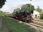 001 150 mit Sonderzug 'Ammersee-Dampfbahn Augsburg - Utting' am 05.08.18 in Egling.