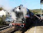 DAMPFLOK 001 150-2 IM BAHNHOF BOPPARD
Wieder eine schöne und hervorragend organisierte Sonderfahrt durchs
MITTELRHEINTAL mit Sonderzug und Schifffahrt führten die Eisenbahnfreunde BEBRA
am 6.10.2018 durch...hier Schnellzug-Dampflok 001 150-2 im Bahnhof BOPPARD...