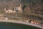 Die Burg Zwingenberg ist immer wieder ein Foto wert, besonders wenn bei schönstem Fotowetter 01 180 vorbei schaut.