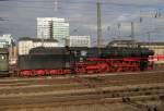 Die 01 150 wird mit einem Sonderzug und der Lokomotion 135 aus dem Münchener Hbf am 14.12.2013 gezogen