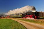 Die Dampflok BR 01 180-9 vom Bayerischen Eisenbahnmuseum in Nördlingen mit dem raditionsreichen Christkindl-Express Sonderzug nach Salzburg am 05.12.15   Aufgenommen zwischen Übersee und