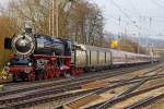 Die Zweizylinder-Heißdampf-Schnellzuglokomotive 01 150, ex DB 001 150-2 fährt am 05.12.2012, mit dem Dampfsonderzug Münster - Hagen - Gießen - Marburg/Lahn (DPF 79385), in den Bahnhof Kreuztal ein, wo sie zum Wasserfassen hält.  Am Zugschluss befand sich noch die RP 215 001 (eigentlich 92 80 1225 001-7 D-RPRS). 

Die 01 150 wurde 1935 von Henschel in Kassel mit der Fabriknummer 22698 gebaut und an die DR geliefert. Sie zählt nicht zu den 50 Loks, die ab 1957 auf neue geschweißte Hochleistungskessel umgerüstet wurden, sondern noch bis 2011 den vollständig genieteten Altbaukessel hatte. Im Jahr 2011 erhielt sie dann einen neuen Kessel durch das DLW Meiningen mit der Fabriknummer 1542. Gekuppelt ist die Lok mit dem Tender 2'2'T 34 der 44 1112 (044 112-1), dieser wurde 1942 von Lokomotivfabrik Borsig in Berlin unter der Fabriknummer 15161 gebaut.

Die 01 150 ist Eigentum der Deutschen Bahn AG sie ist im SEH Heilbronn beheimatet und wird von der Eisenbahnstiftung Joachim Schmidt im Auftrag des Verkehrsmuseums Nürnberg betreut und betrieben. Sie hat die NVR-Nummer 90 80 0001 150-6 D-EJS. 

Die Lok sollte eigentlich vom 28.Mai bis zum 1.Juni 2014 am großen Dampfspektakel 2014 in der Region Pfalz-Rhein-Neckar teilnehmen. Beim Aufrüsten am 27.Mai 2014 wurde ein Anriss der rechten Felge an der hinteren Kuppelachse festgestellt, daher war ein Einsatz der Lok bei der Veranstaltung nicht mehr möglich, sie stand aber warm im  Eisenbahnmuseum Neustadt an der Weinstraße (Pfalzbahn - Museum), wo ich sie auch ablichten konnte. 
Siehe: http://hellertal.startbilder.de/bild/deutschland~dampfloks~br-01-db-001/359110/die-zweizylinder-heissdampf-schnellzuglokomotive-db-01-150-ex.html 
Am 02. Juni 2014 wurde die Lok unter Schmierdampf nach Heilbronn geschleppt und ging am 08.Juni weiter nach Meiningen, um dort repariert zu werden. Als Ersatz für die defekte Kuppelachse wurde eine Tauschachse aus Etzelwang-Lehenhammer organisiert. Nach Aufarbeitung und Einbau der Kuppelachse wurde am 16.Juli 2014 eine Probefahrt durchgeführt. Nach der Probefahrt wurde an der zweiten Vorlaufachse ein verdrehter Radreifen festgestellt. Um unterschiedliche Laufkreisdurchmesser am Vorlaufdrehgestellt zu vermeiden, wurde entschieden beide Achsen neu zu bereifen. Im September 2014 erhielt die Lok die neuen Radreifen für die beiden Achsen im Vorlaufdrehgestell.
