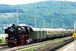 Schnellzug-Dampflok 01150 vor dem  RHEINGOLD-ZUG  mit Buckel-Speisewagen  und Dome-Car am 15.5.2016 in Warte-Position am Bahnhof RÜDESHEIM/RHEIN...