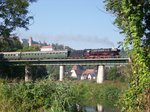 001 180-9 des BEM Nördlingen am 27.08.2016 fährt mit einem Eilzug kurz nach der Ausfahrt aus Harburg Richtung Nördlingen/Wassertrüdingen.