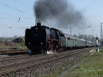 Auf dem Weg nach Hause vom Dresdener Dampfloktreffen komment überfährt am 10.04.2017 die schnellzuglok 01 2066 die Zwickauer Olzmannbrücke.Schubunterstützung gab es von EGP 225