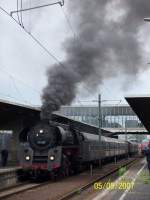 01 519 steht in abfahrtsbereit in Heidelberg HBF.