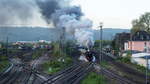 Morgens in aller Früh (gegen 06.53) sollte eigentlich eine Dampf-Doppelausfahrt in Trier-Ehrang stattfinden, aber leider war die eine Dampflok noch nicht in Trier und der Parallelzug kam auch 3 (!) Minuten später - so blieb es bei einer einfachen Ausfahrt von 01 202.
Mit mir warteten ca. 70 weitere Menschen auf dieses Ereignis anlässlich des Dampfspekatakels 2018.

Trier-Ehrang, der 28.04.2018