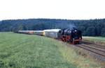 Regelmig waren im Jubilumsjahr 1985 vor bestellten Sonderzgen auch die beiden Nicht-Bundesbahn-Dampfloks 01 118 der HEF und 01 1066 der UEF im Einsatz. Hier 01 118 mit dem Doppelstockwagen der Lbecker Verkehrsfreunde am 1.9.1985 im Veldensteiner Forst zwischen Pegnitz und Neuhaus.