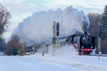 Der Nikolaus Dampf Sonderzug des Bayerischen Eisenbahnmuseums Nördlingen (BEM) mit der Schnellzugdampflok 01 066 am 09.12.2023 Richtung Salzburg, bei Eglharting. 