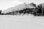 Der Nikolaus Dampf Sonderzug des Bayerischen Eisenbahnmuseums Nördlingen (BEM) mit der Schnellzugdampflok 01 066 am 09.12.2023 Richtung Salzburg, bei Eglharting.