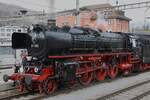 Die 03 202 steht am 12.03.2022 mit einem Extrazug im Bahnhof Goldau.