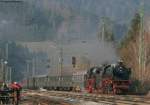 41 018 und 01 202 mit ihrem Sonderzug nach Hausach bei der Einfahrt in Haslach am 3.1.09