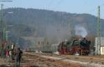 41 018 und 01 202 mit ihrem Sonderzug nach Hausach bei der Einfahrt in Haslach am 3.1.09