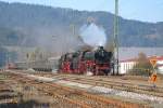 41 018 und 01 202 mit ihrem Sonderzug nach Hausach bei der Einfahrt in Haslach.