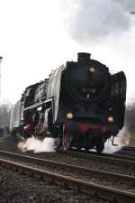 01 118 der Historischen Eisenbahn Frankfurt mit einem Sonder-Pendelzug Fulda-Groenlder-Fulda am 30. November 2008 bei einer Ausfahrt aus Groenlder.