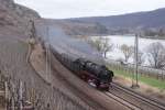 01 1066 mit einem Sonderzug in Winningen an der Mosel am 03.04.2010 um 11:16 Uhr (175 Jahre Deitsche Eisenbahn)